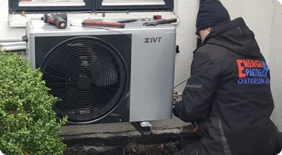 Arbete på plats för att installera eller serva värmepump i Simrishamnsområdet.