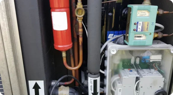 Trygg och professionell VVS-installation kopplad till en bergvärmepump eller jordvärmepump.