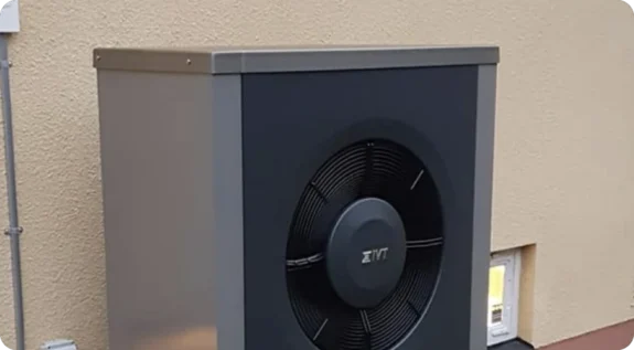 Närbild på fläktkonstruktionen till en modern luft-vattenvärmepump.