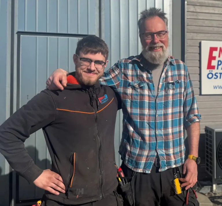 Två servicetekniker från Energipartner Österlen AB redo att installera värmepump hos en kund i Skåne.