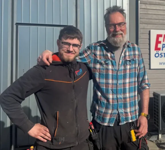Två servicetekniker från Energipartner Österlen AB redo att installera värmepump hos en kund i Skåne.